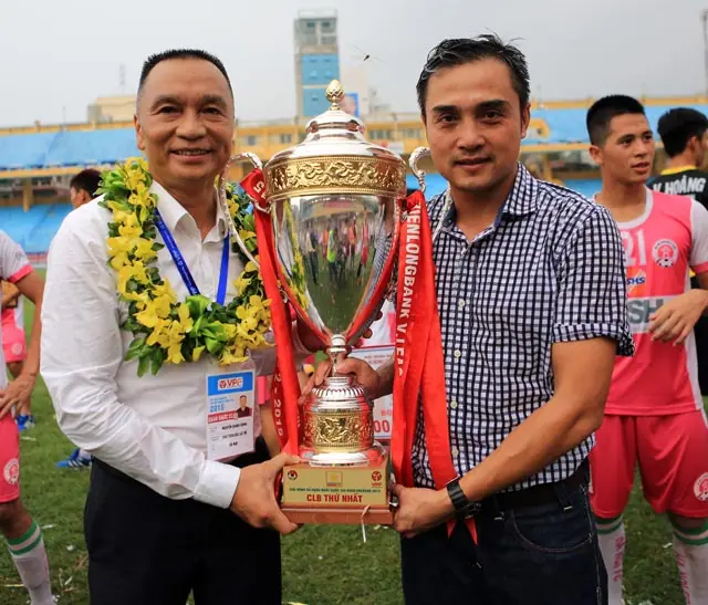 Việt Nam có 1 doanh nhân kín tiếng buôn ô tô, xe máy… mê bóng đá, là bố vợ 2 tuyển thủ quốc gia, con gái bán hàng online kiếm tiền tỷ mỗi tháng - Ảnh 2.
