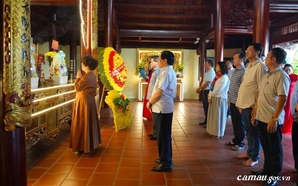 Đến tỉnh duy nhất của Việt Nam có 3 mặt giáp biển, bà Thái Hương dâng hoa tại một công trình đặc biệt