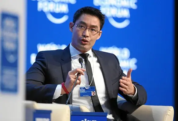 Profile đỉnh của cựu Phó Thủ tướng Đức vừa gia nhập Chứng khoán HD: Là tiến sĩ phẫu thuật tim, có bằng phi công, từng điều hành Diễn đàn Kinh tế Thế giới - Ảnh 1.