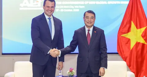 Prime Minister Le Minh Hung seeks WEF support for innovation, sustainable growth