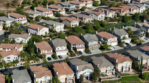 Mortgage rates fell for the second straight week, but more borrowers still sought savings in riskier loans