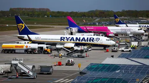 Analysis:As Iran war drags on, airlines pull back on fuel hedges and warn on fares