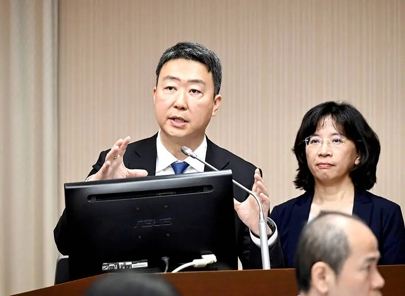 Airlines are free to choose routes, minister says