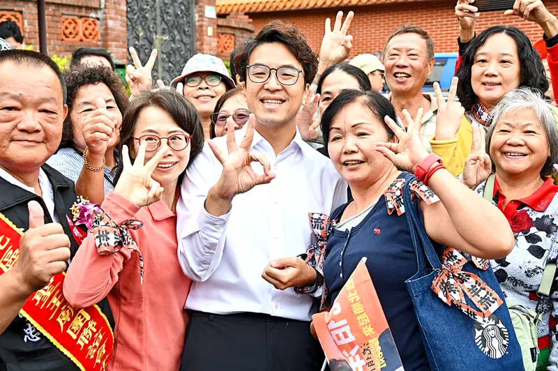 DPP’s Shen edges KMT’s Chiang in Taipei survey