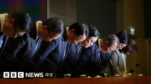 香港宏福苑大火報告公開：特首率官員鞠躬道歉，房屋局長請辭
