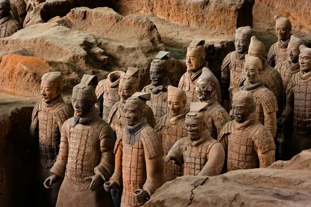 Dấu vân tay in trên đội quân đất nung của Tần Thủy Hoàng hé lộ bí mật chôn vùi hơn 2.200 năm ở Trung Quốc - Ảnh 1.